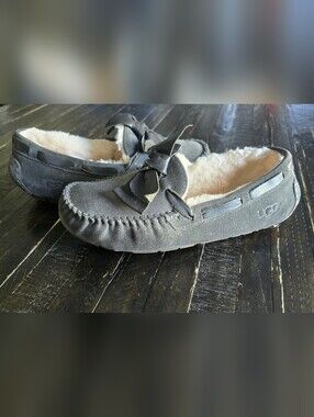 UGG Dakota Gray Suede Leather Moccasin Slippers Women’s Size 9